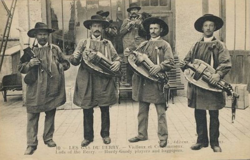 4 hurdy gurdy players