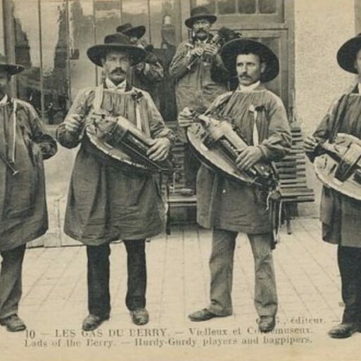 4 hurdy gurdy players