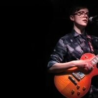 z0PAUGMPa2gJiEPLx_KJDw-default performer with guitar
